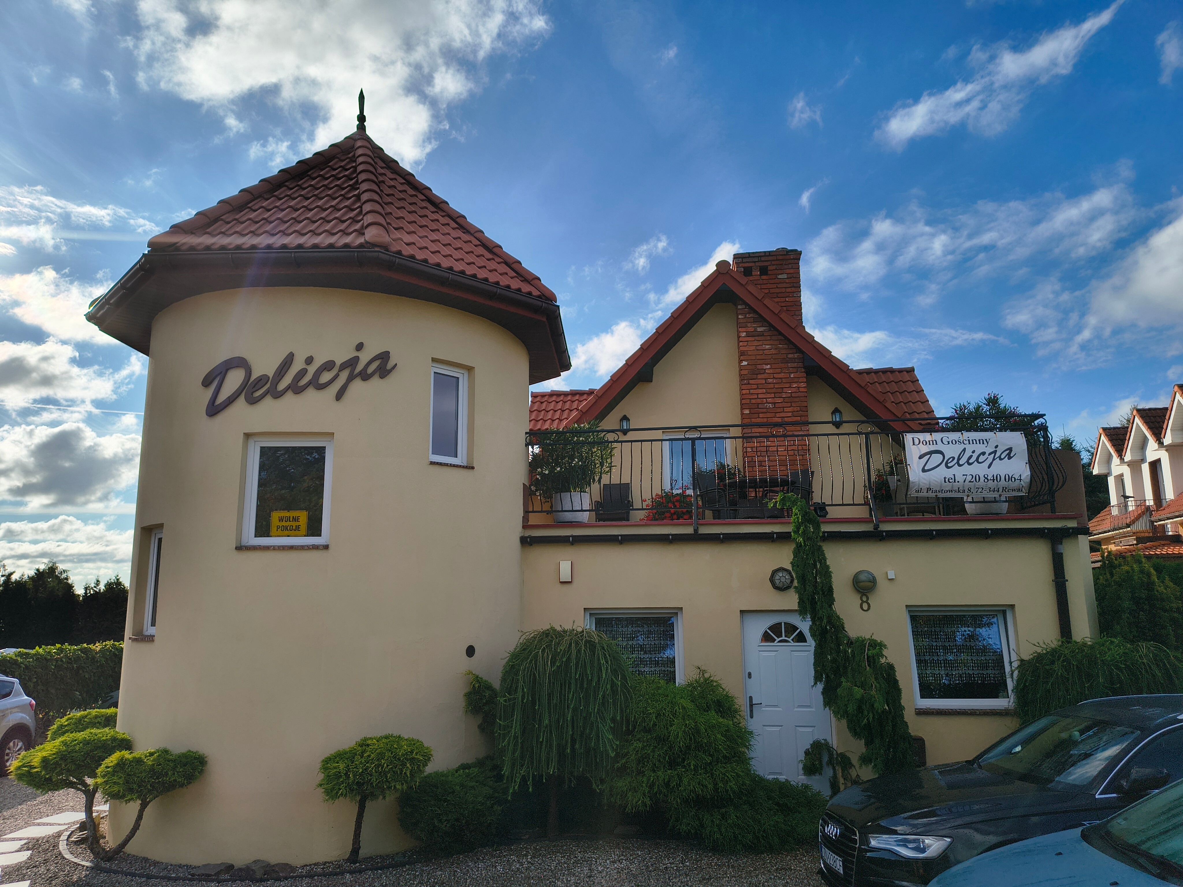 Dom Gościnny Delicja z basztą, widok od frontu, ul. Piastowska 8 w Rewalu