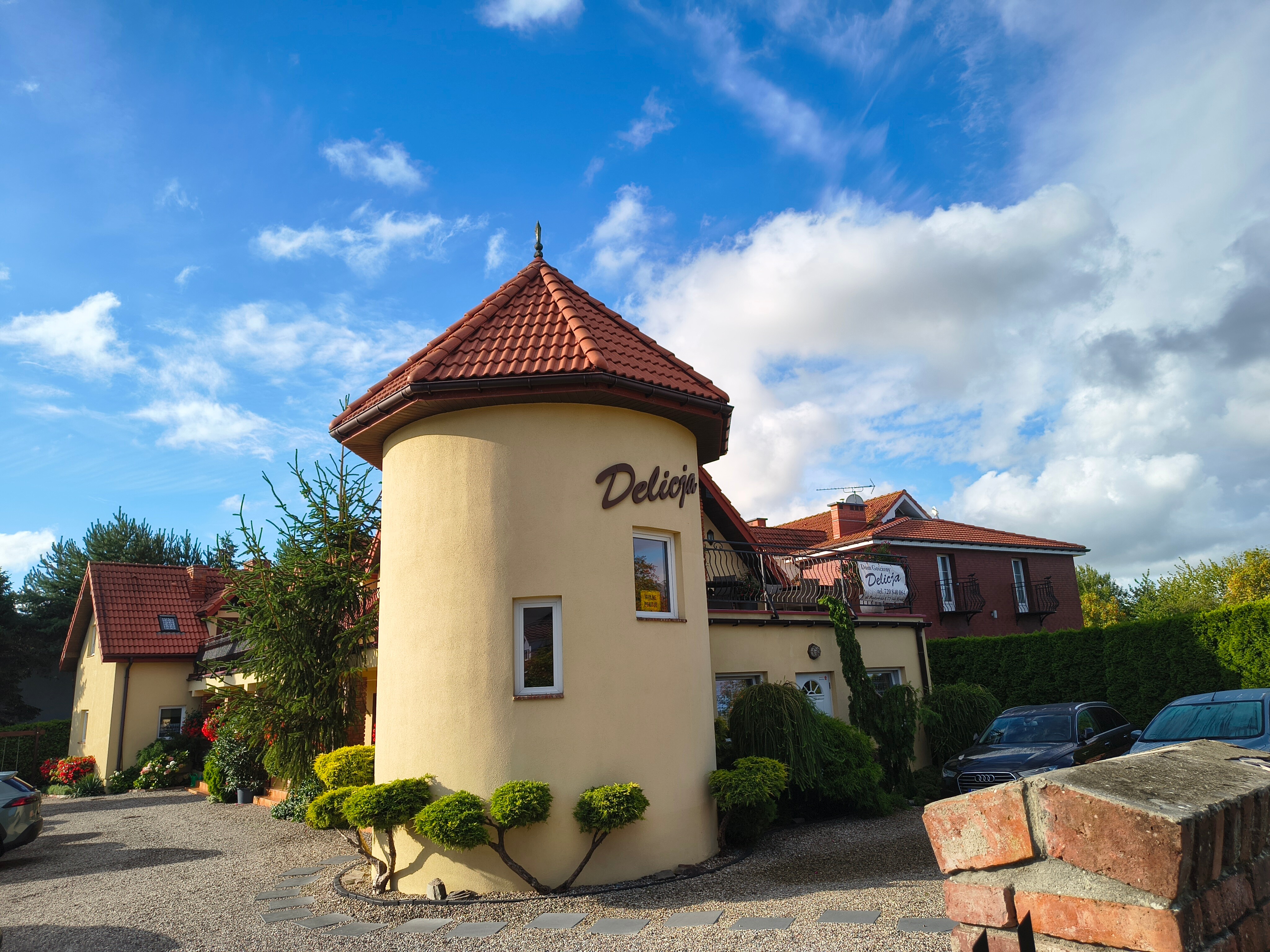 Baszta z napisem Delicja i taras przy Domu Gościnnym Delicja w Rewalu