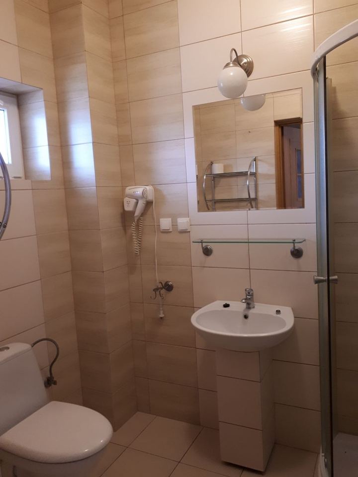 Łazienka z kabiną prysznicową w pokoju gościnnym Delicja