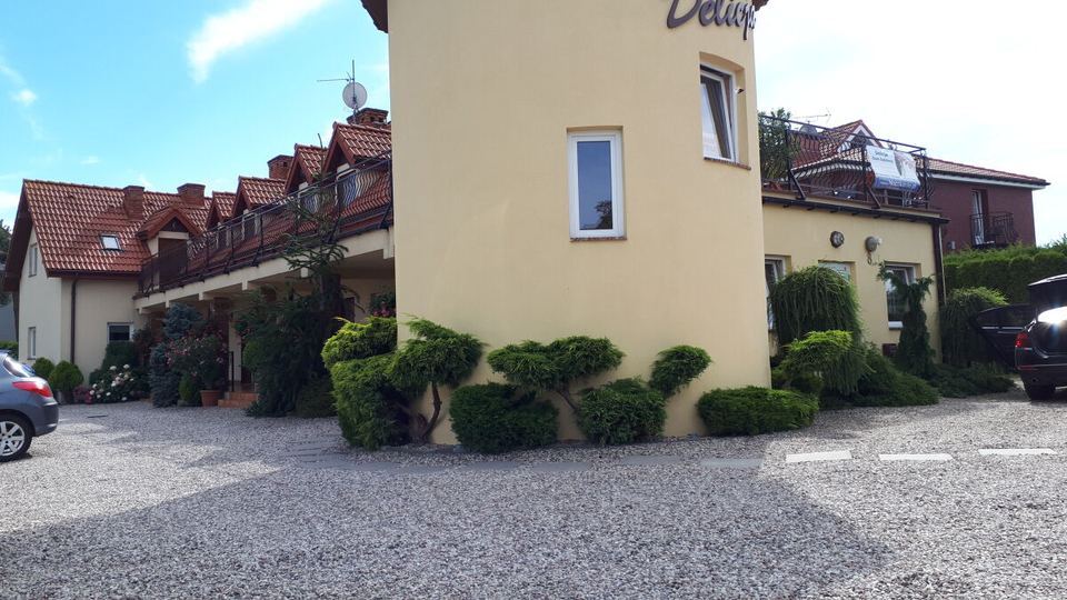 Parking na podwórku przed okrągłą wieżą