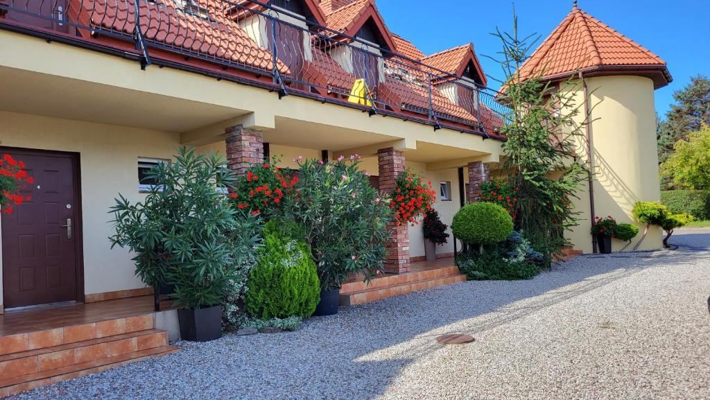Wejście do pokoju na parterze z kwiatami przy budynku Delicja w Rewalu